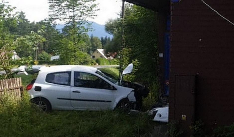 Samochód uderzył w budynek (zdjęcia)