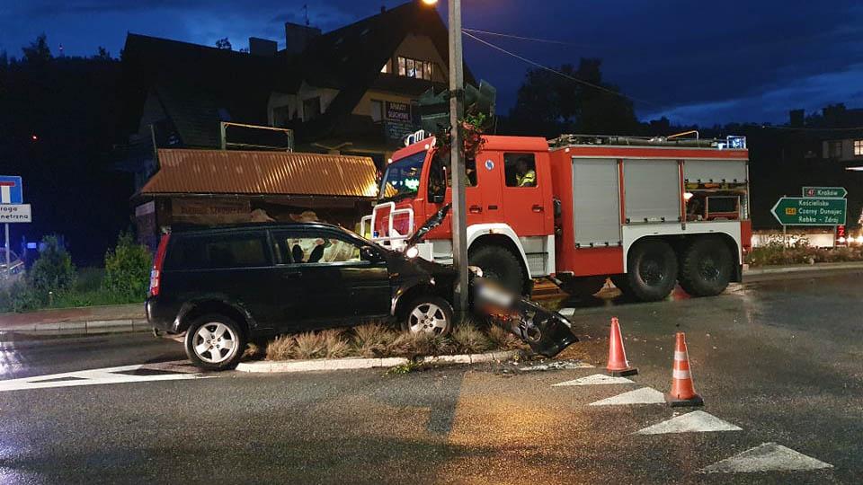 Wjechał w latarnię przed rondem (zdjęcia)