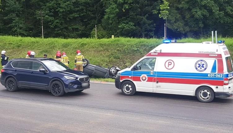 Samochód wypadł z drogi i dachował (zdjęcia)
