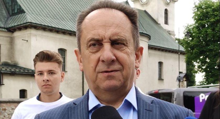 Andrzej Gut-Mostowy wymienia dokonania i osiągnięcia, podczas pracy ministra odpowiedzialnego za turystykę