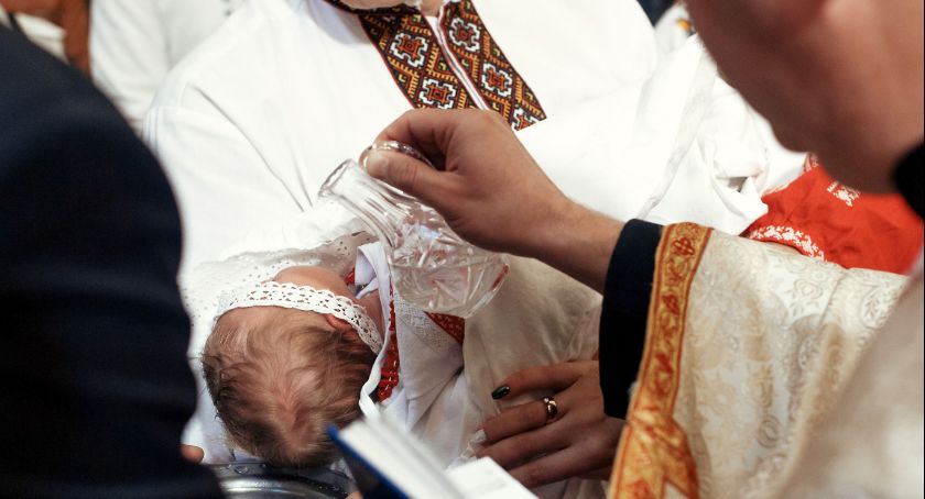 Jak ubrać dziewczynkę do Chrztu Świętego?