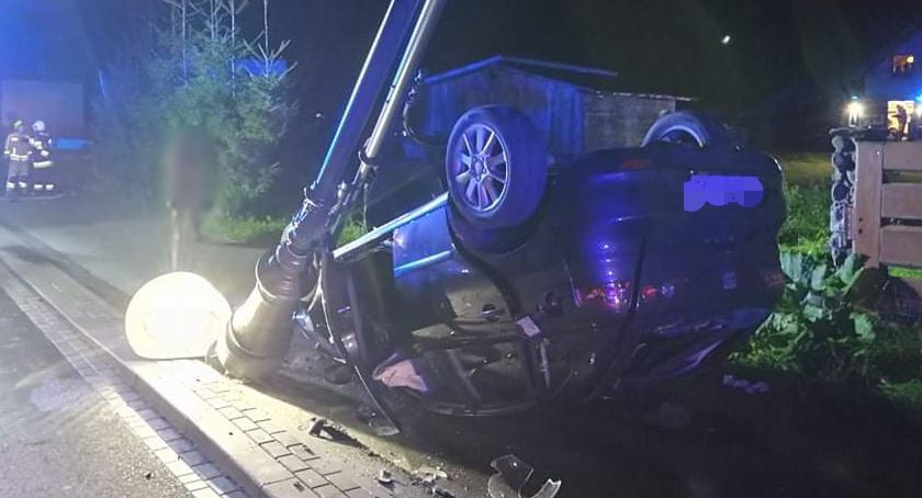 Dachował i skosił dwie lampy 