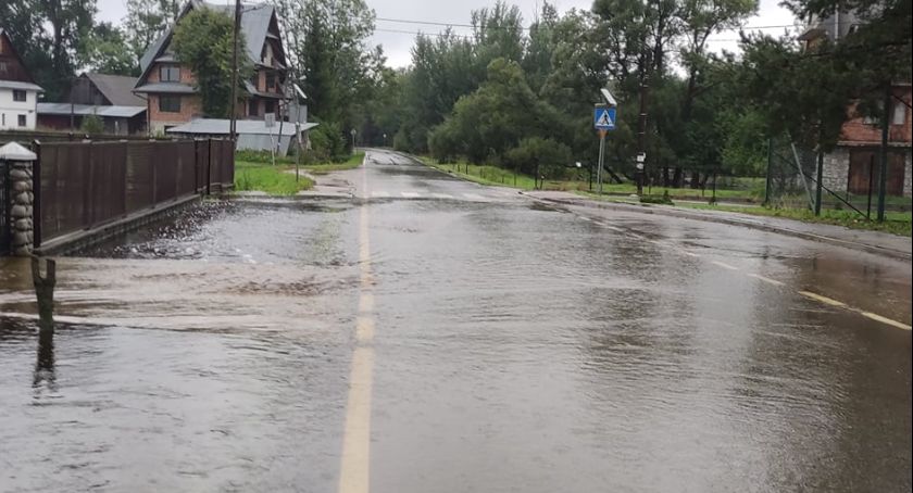 Zalane posesje i droga w Starem Bystrem 
