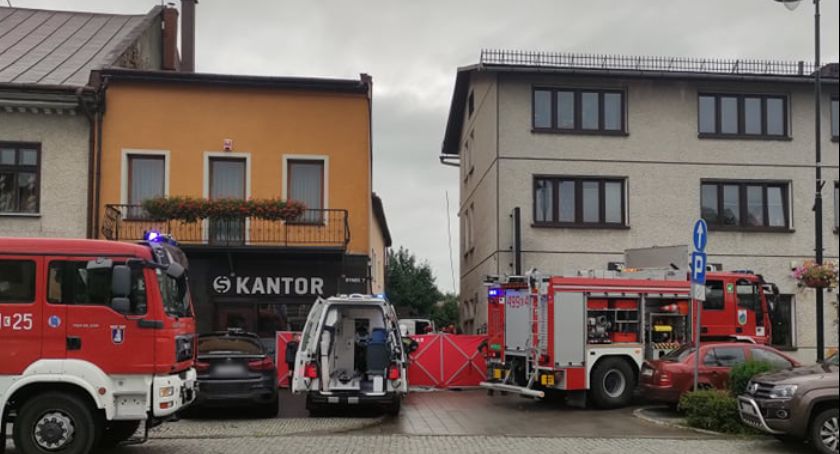 Groźny upadek młodego mężczyzny z dachu kamienicy w Czarnym Dunajcu