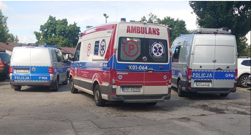 Przedmiot spod kosiarki uderzył w przechodzącą dziewczynkę