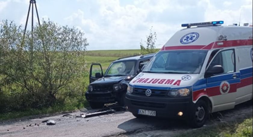 Zderzenie na wąskiej drodze - poszkodowani zabrani do szpitala