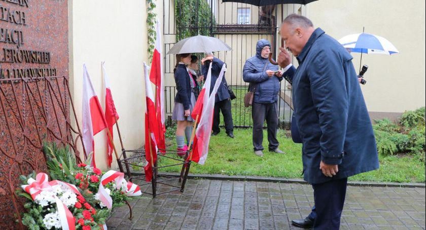 Władze powiatu nowotarskiego oddały hołd ofiarom terroru niemieckiego i sowieckiego