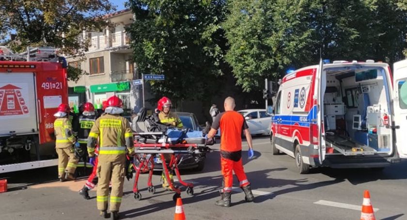 Motocyklista zabrany do szpitala po zderzeniu z osobówką