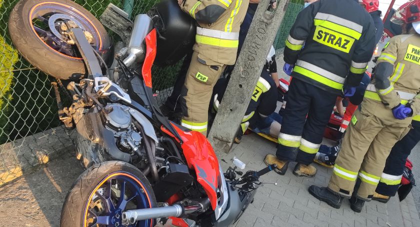 Motocyklem w ogrodzenie - kierowca z obrażeniami zabrany do szpitala