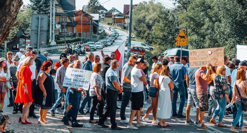 Protestowali w Trybszu przeciwko budowie mostu na Białce bez zapewnienia tymczasowego przejazdu