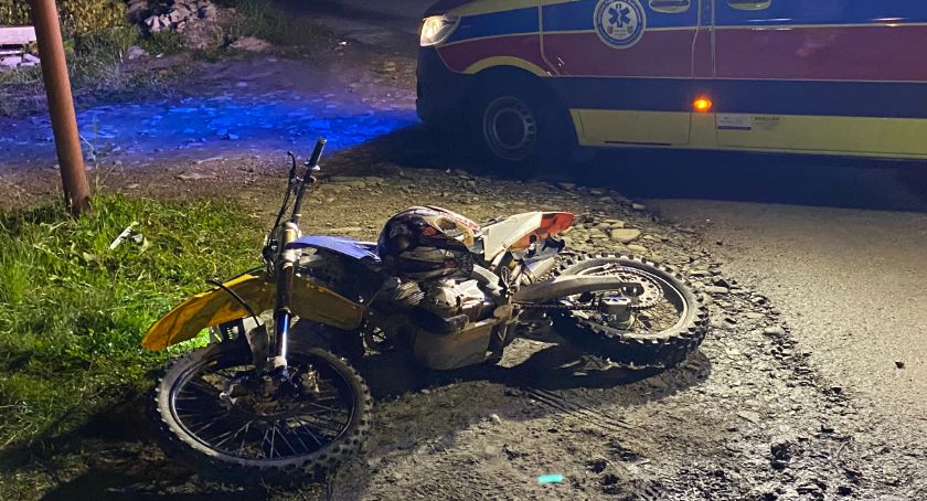 Motocyklista z obrażeniami nóg trafił do szpitala