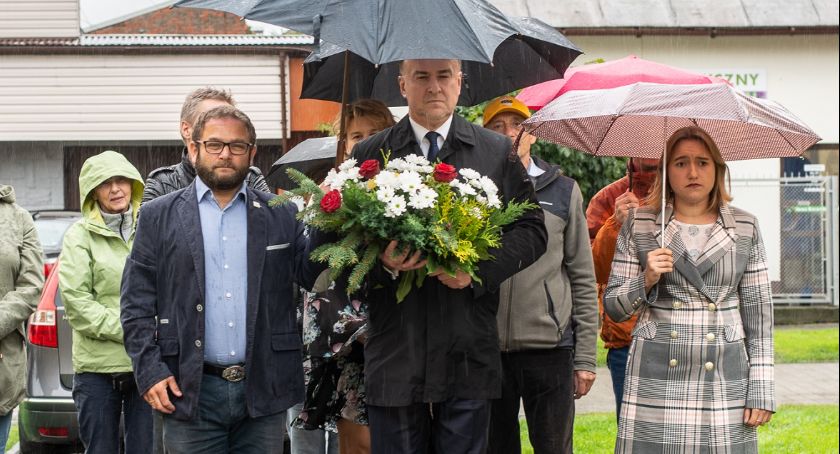 Przedstawiciele Ruchu Polska 2050 oddali w Nowym Targu hołd ofiarom terroru hitlerowskiego i stalinowskiego