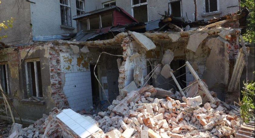 Wyburzają budynek starego szpitala w Nowym Targu 