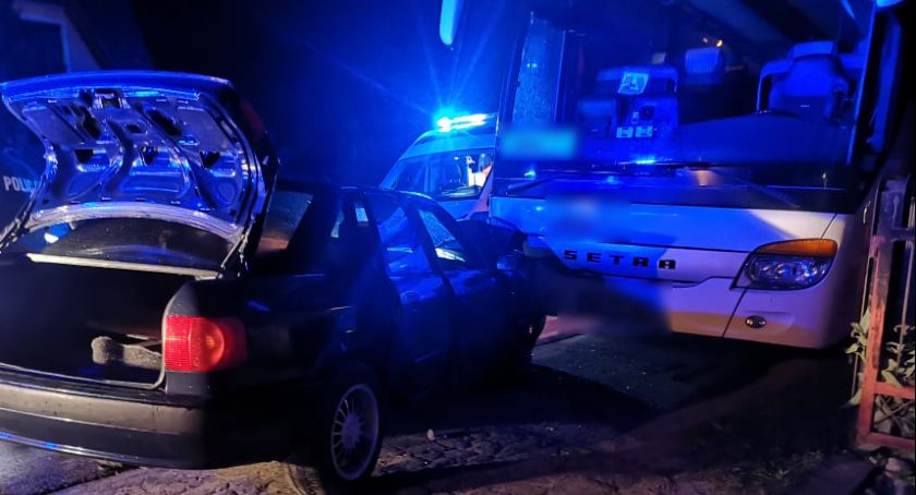 Wjechał w zaparkowany autobus - pasażerka uciekła