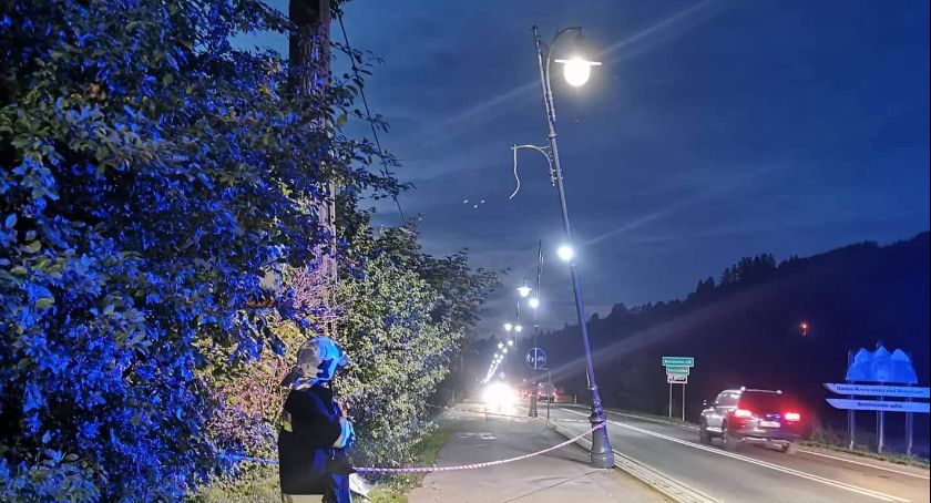 Strażacy zabezpieczyli latarnię zagrażającą przechodniom