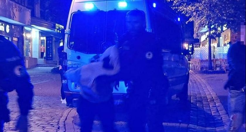 Uderzył przypadkowego mężczyznę na Krupówkach - szybko zatrzymali go policjanci