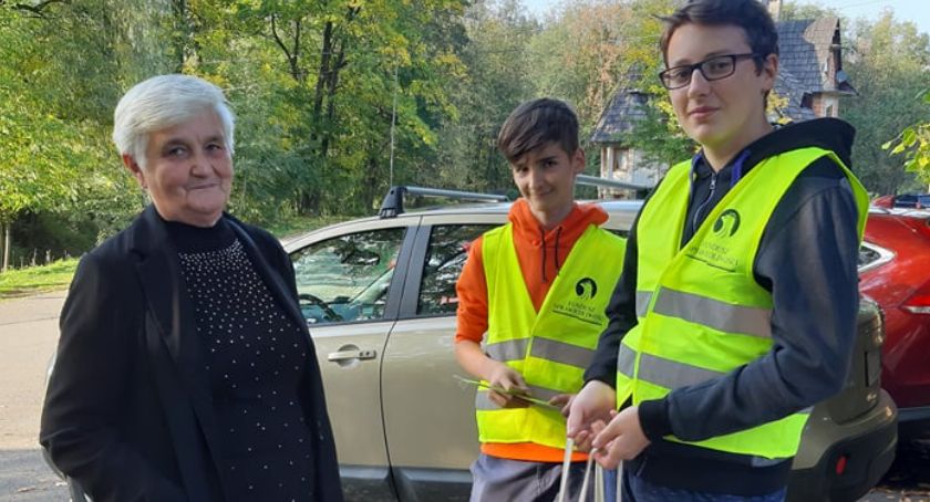 Uczniowie ze szkoły w Leśnicy Groniu rozdawali seniorom odblaski 