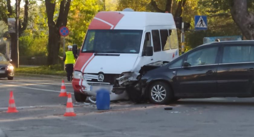 Zderzenie busa z osobówką na światłach w Zakopanem