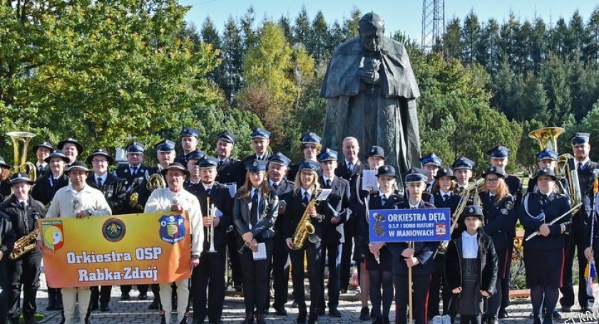 Orkiestry dęte OSP zagrały św. Janowi Pawłowi II w 43. rocznicę wyboru na Stolicę Piotrową