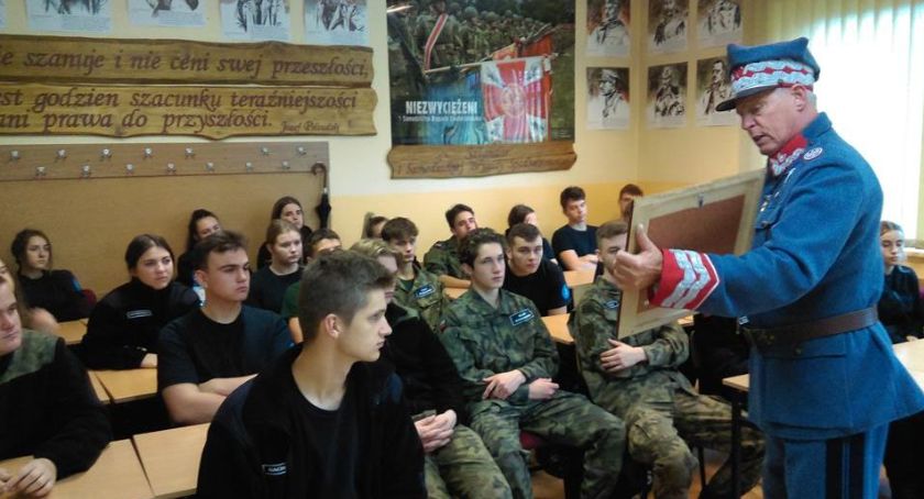Kustosz pamięci gen. Hallera – z rewizytą u kadetów, w replice munduru
