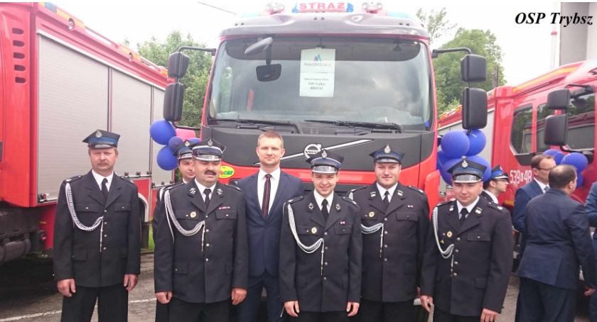 Jakie wozy strażackie zakupiono w ostatnich latach w gminie Łapsze Niżne?