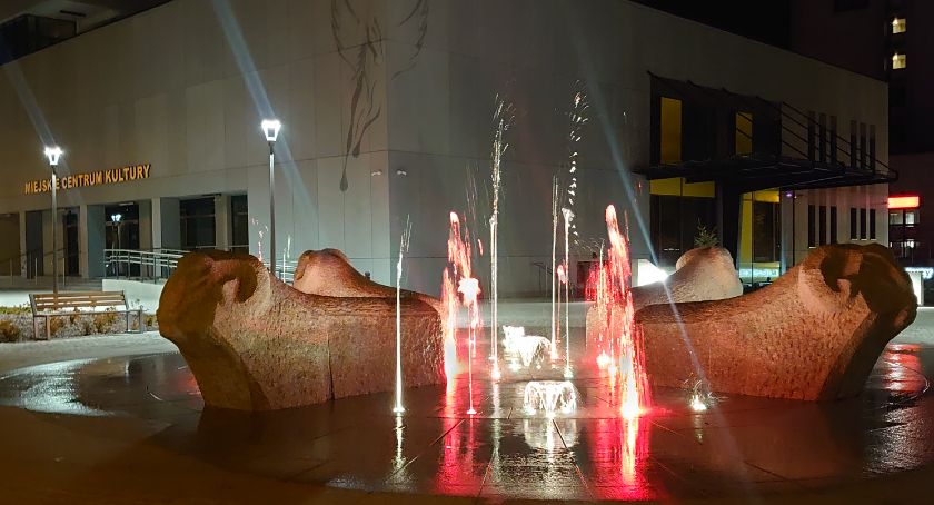 Fontanna przy Miejskim Centrum Kultury już czynna 