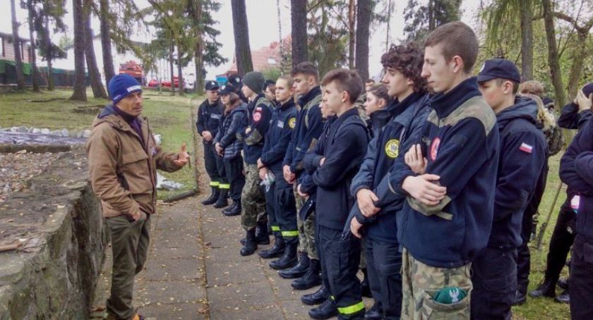 Kadeci dotrzymali obietnicy - sprzątali cmentarz żydowski