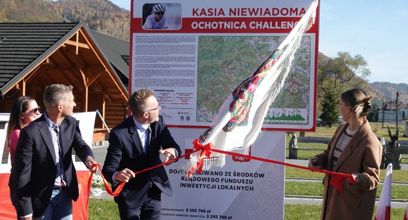 Odsłonięcie pierwszej tablicy szlaku rowerowego „Kasia Niewiadoma - Ochotnica Challenge” z udziałem Kasi Niewiadomej