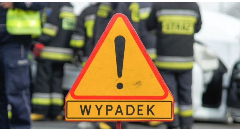 Samochód spadł z mostu - dwudziestoletni kierowca w ciężkim stanie