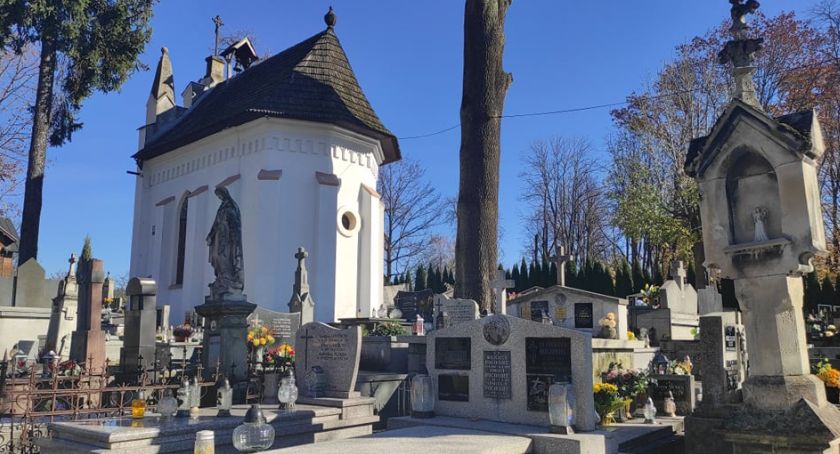 Rabczańskie cmentarze w jesiennej aurze 