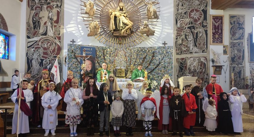 Korowód Świętych zawitał do kościoła w Podczerwonem
