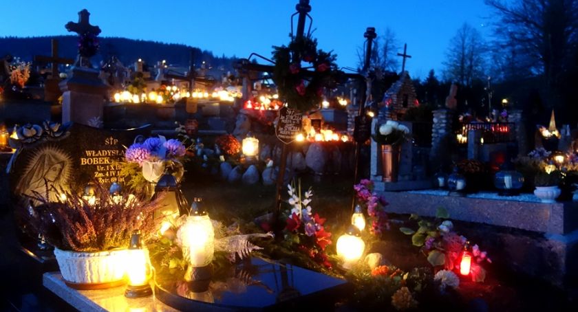 Cmentarz w Kościelisku wieczorową porą