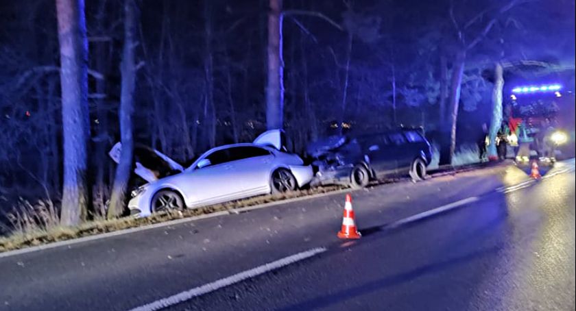 Zderzenie dwóch osobówek w Starem Bystrem