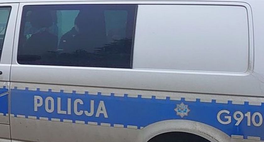 Trzydziestolatek siekierą wybił szyby w oknach i groził śmiercią