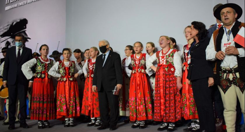 Góralski śpiew Skrzypnianek na obchodach Dnia Niepodległości w Krakowie
