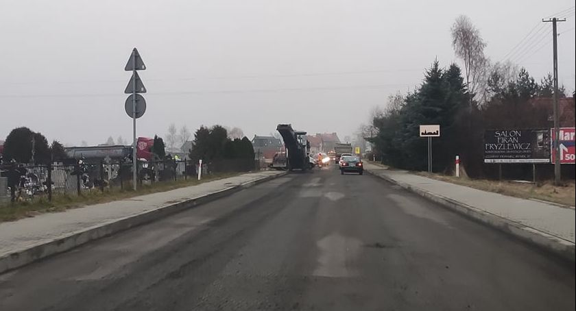 Frezują drogę wojewódzką obok cmentarza