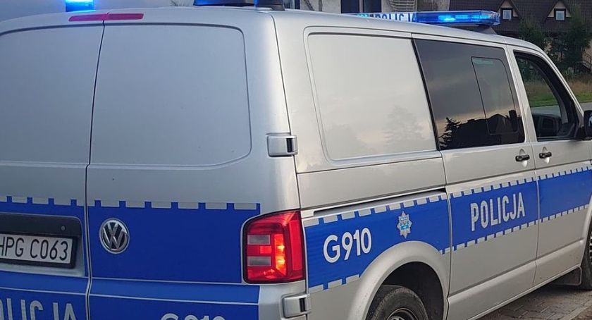Krewki mężczyzna zaatakował ratowników medycznych, znieważył policjantów i strażników miejskich