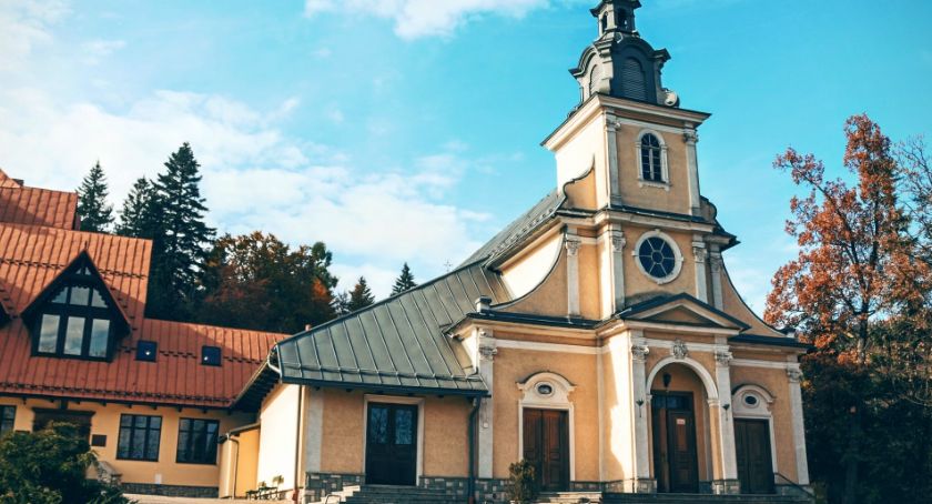 Osoba chora na COVID-19 uczestniczyła w nabożeństwach w kościele w Zakopanem - sanepid apeluje