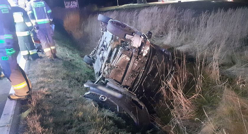 Groźne dachowanie na Orawie, 6 osób poszkodowanych, kierowca z promilami