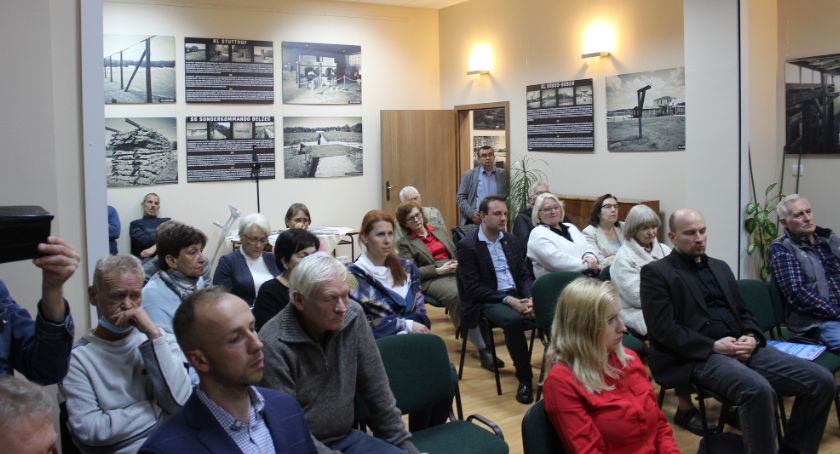 Podhalanie na wernisażu wystawy fotografii Pawła Krupińskiego “Niemieckie miejsca zagłady obywateli II RP”