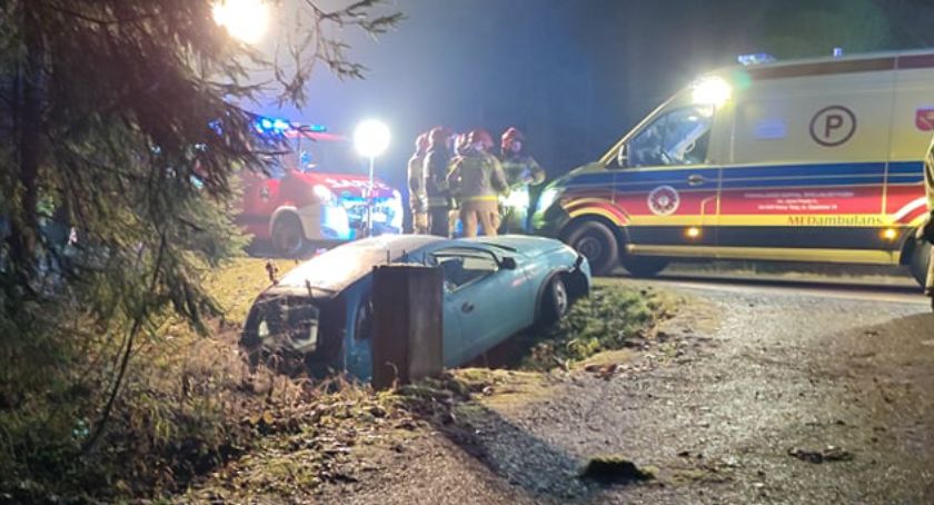 Samochód wypadł z drogi - ślisko w Maruszynie