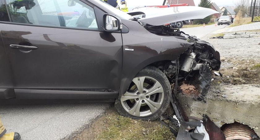 Doznali groźnych urazów - mogli być pod wpływem alkoholu i narkotyków, nie wiadomo kto kierował 