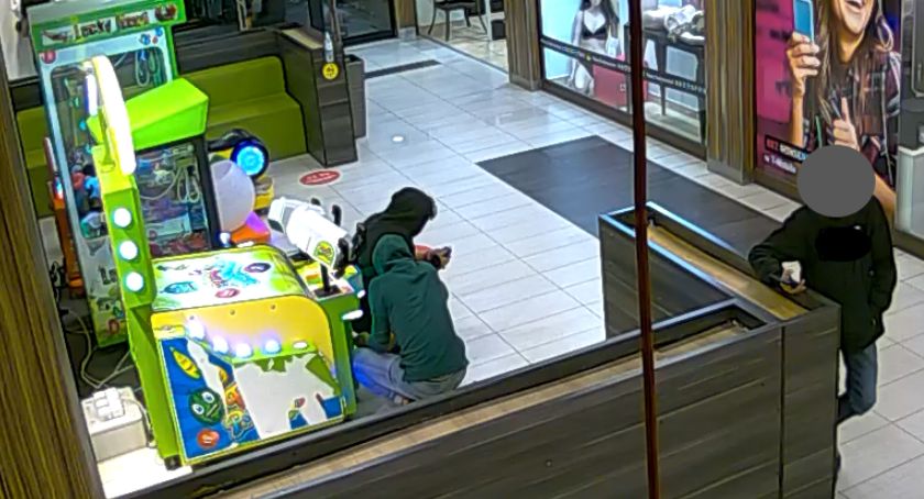 Nastolatkowie w wieku od 12 do 16 lat usiłowali ukraść pieniądze z automatu do gier 