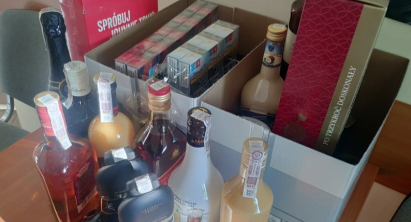 Włamała się do sklepu, w którym pracowała - ukradła alkohol, papierosy i pieniądze