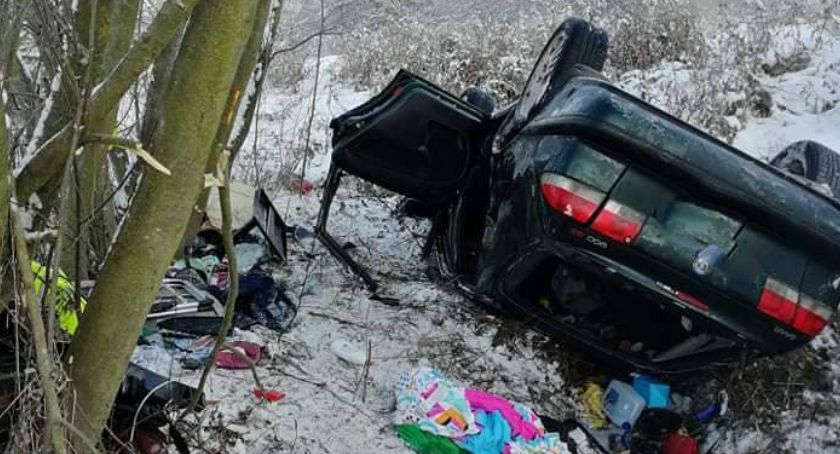 Groźne dachowanie na drodze z Czarnej Góry do Trybsza