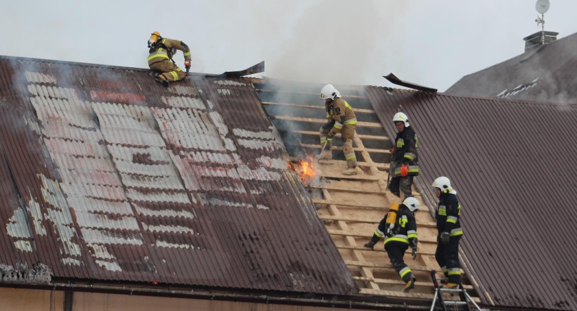Pożar stolarni w Podsarniu - na miejscu liczne zastępy strażackie 