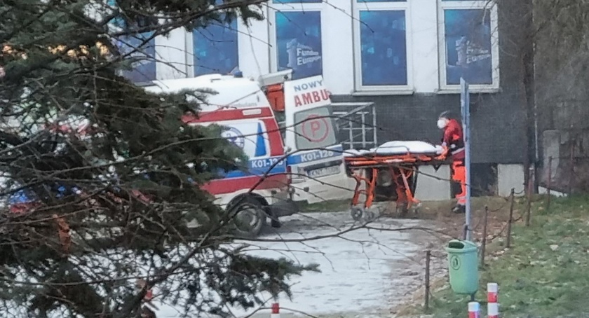 Ratownicy pomogli jednemu z bezdomnych w Nowym Targu - potrzebował pilnej hospitalizacji 