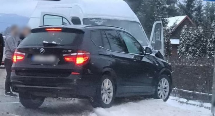 BMW zderzyło się z samochodem dostawczym 