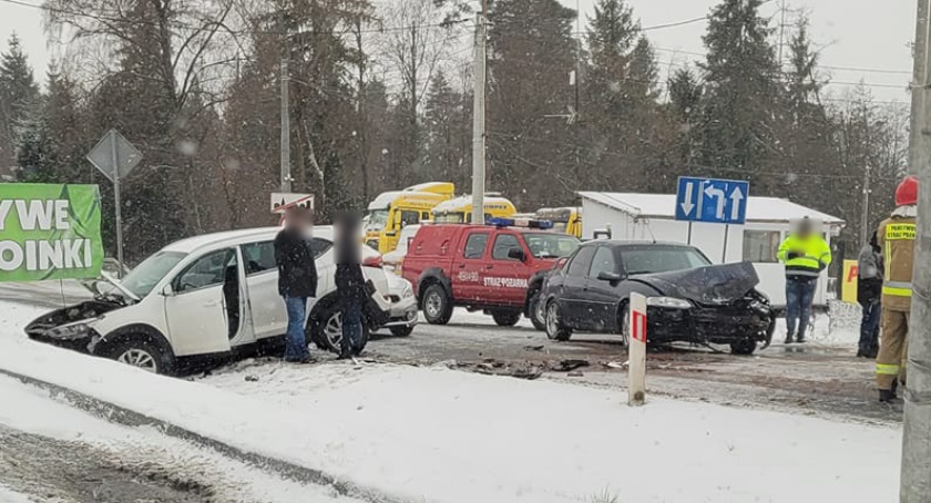 Zderzenie czterech samochodów na wjeździe do Nowego Targu 
