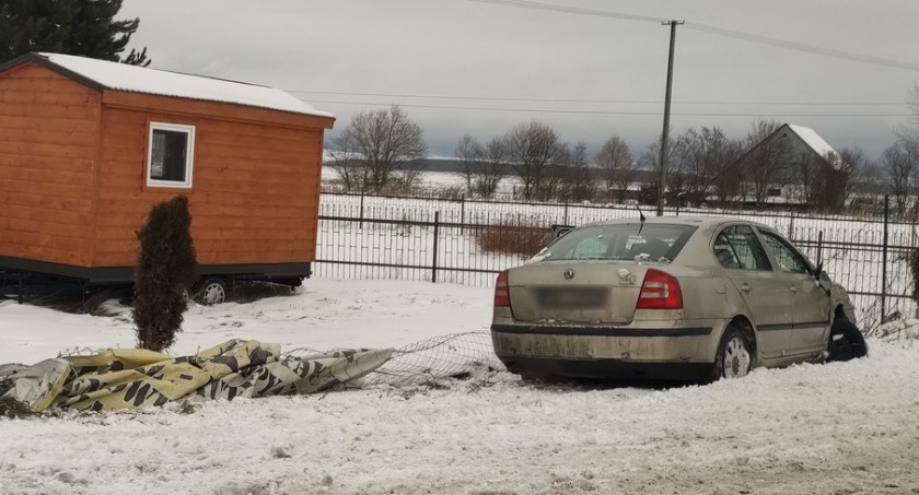 Po zderzeniu staranował ogrodzenie